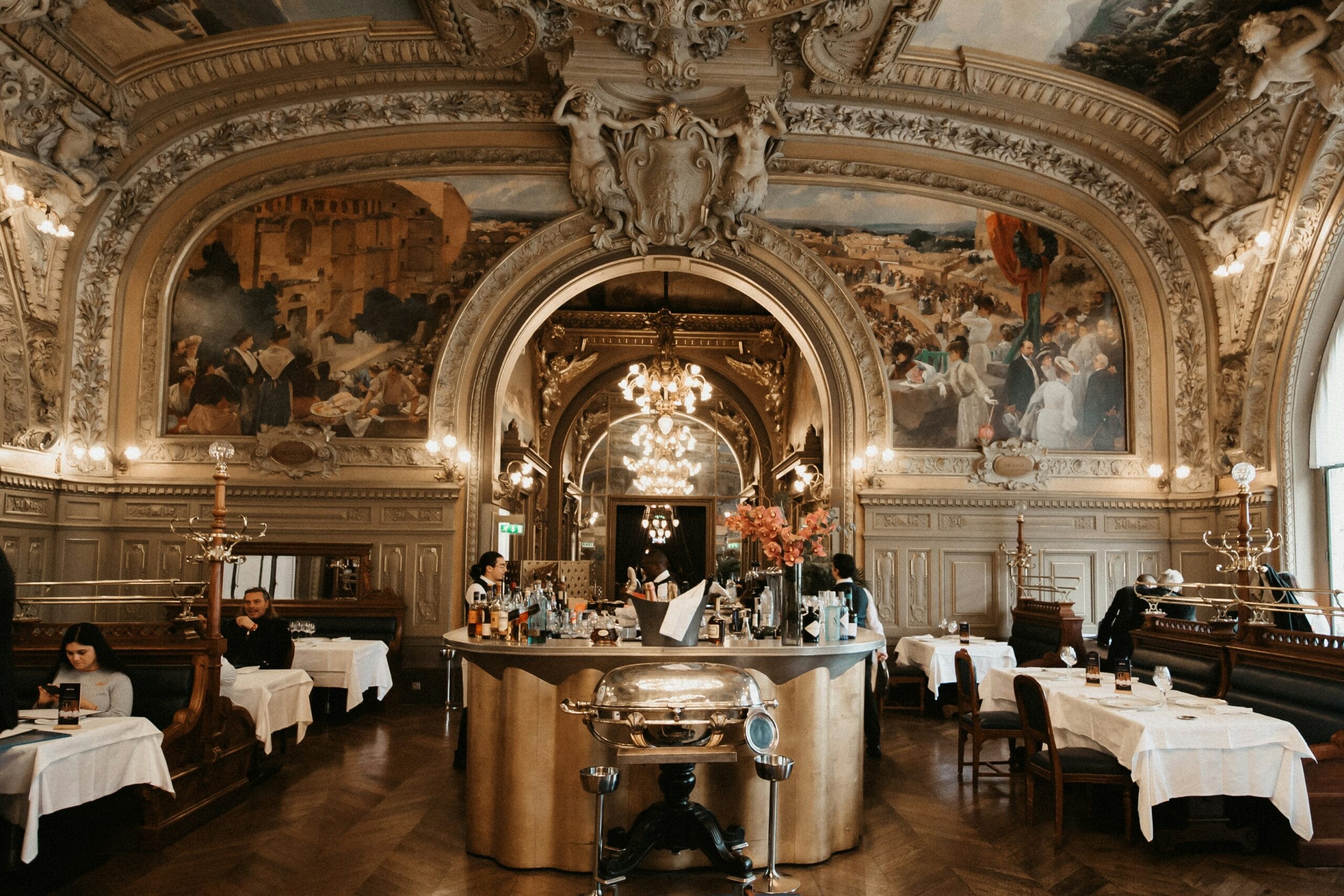 Elegant Paris dining and restaurant setting